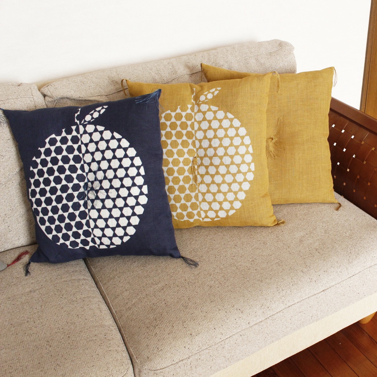Japanese Linen Tea Cushion (Zabuton), Ihira Weave, Tortoiseshell Apple Motif, Indigo, 16.5 x 17.7 in, Made in Japan — view 7