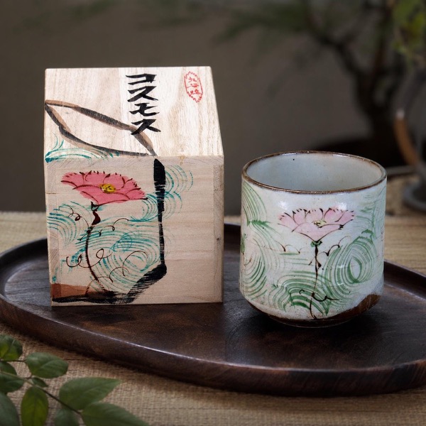 Japanese Tea Cup, Kutani Yunomi Cosmos Flower — No Handle, Hand-Painted, Gift-Boxed (385ml)