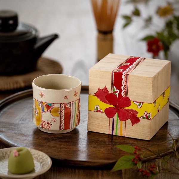 Japanese Tea Cup, Kutani Yunomi Hanafuda Twelve Flowers — No Handle, Gift-Boxed (270ml)